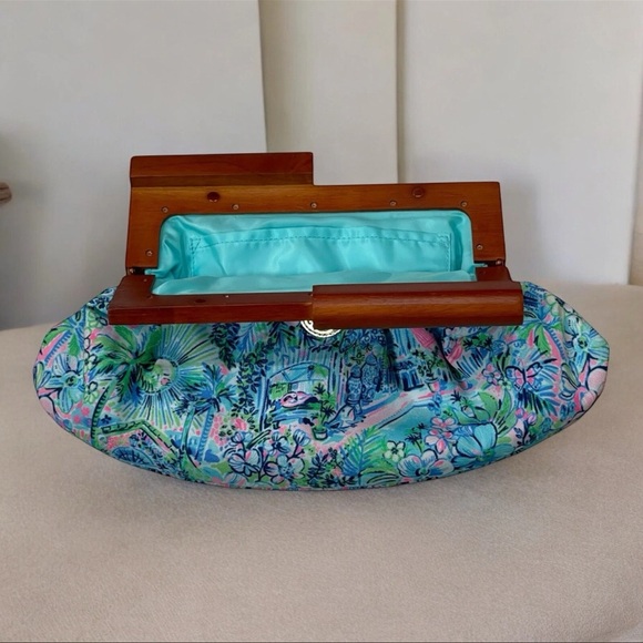 Lilly Pulitzer Bermuda Bag Clutch In Lilly's House Print Aqua Blue Interior NWOT - Picture 2 of 8